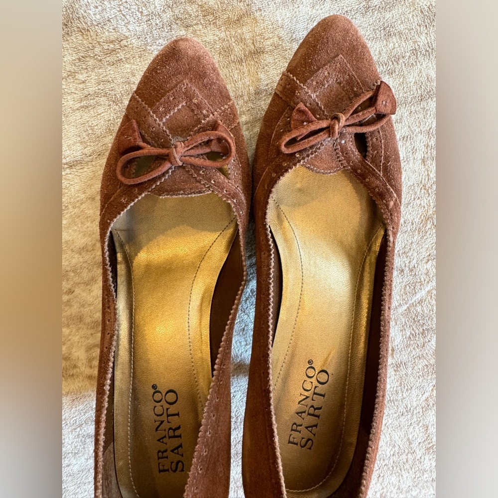 Franco Sarto brown leather heels with point toe and bow. Size 8.